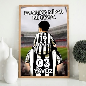 Peut inclure: Une illustration encadrée d'un père et de son fils portant des maillots de football rayés noir et blanc. Le maillot du père porte le numéro "03" et le nom "YAVUZ" au dos. Le maillot du fils porte le numéro "19" et le nom "EYMEN" au dos. Le texte "EVLADIMA MIRAS BU SEVDA" est en haut de l'image.