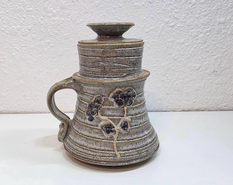 Słoik z pokrywką Studio Pottery, ręcznie robiony, ceramiczny, sygnowany, kwiatowy relief, 6 cali