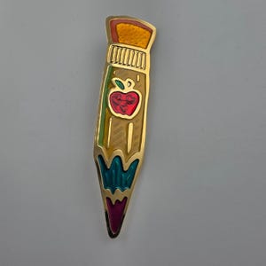 Vintage emaille potloodbroche leraar appelpin goudkleurig terug naar school