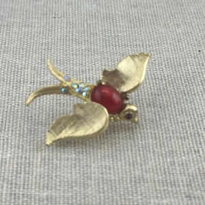 VINTAGE gold Tone Red Jelly Belly Swallow Bird iridescent RHINESTONE Brooch Pin