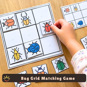 Op de afbeelding: Een insecten-raster-matching-spel bestaande uit een wit vierkant bord met zwarte omlijningen en lege vakjes. Verschillende vierkante tegels met kleurrijke illustraties van diverse insecten liggen op het bord en zijn eromheen verspreid. De tekst Teach Happy Kids is zichtbaar.