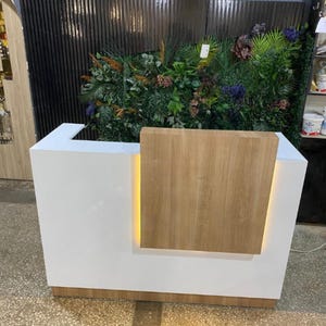 Mostrador de recepción moderno personalizado, de madera artesanal con opciones de almacenamiento.