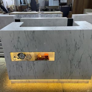 Bureau d&#39;accueil, Mobilier moderne, Réception personnalisée, Podium personnalisé, Bureau d&#39;accueil avec tiroirs verrouillables - Sécurisé et élégant