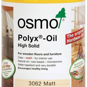 Può includere: Una latta metallica di Osmo Polyx-Oil, una finitura trasparente opaca per pavimenti e mobili in legno. La latta ha un bordo giallo e presenta testo come "High Solid" e "3062 Matt Clear". È idrorepellente e durevole.