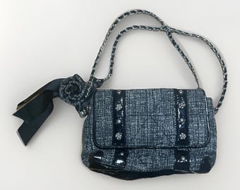 BRIGHTON Julliete Tweed Borsa a tracolla con catena e fiocco floreale in pelle verniciata nera E794062