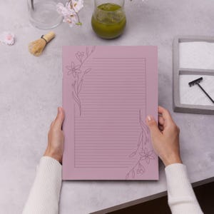 Juego de papelería imprimible con diseño floral morado / Papel para escribir con diseño de flores delineadas / Papel de carta lindo y moderno / Descarga instantánea