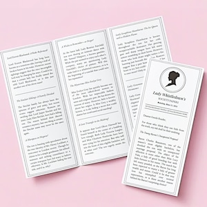 Op de afbeelding: Een gevouwen papieren pamflet met een zwart silhouet van een vrouwenhoofd op de voorzijde. De tekst op de voorzijde luidt "Lady Whistledown's Society Papers" en "Extraordinary People, Extraordinary News". De tekst in het pamflet is een roddelrubriek over de sociale gebeurtenissen van de elite.