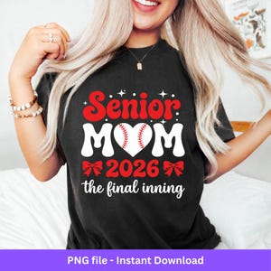 Puede incluir: Camiseta negra con un diseño temático de béisbol. El diseño presenta las palabras "Senior MOM" en rojo y blanco, un corazón de béisbol, el año "2026" y la frase "the final inning" en blanco.