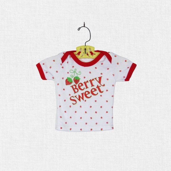 Vintage 1980s Baby Girl's Strawberry T-shirt / Berry Sweet All Over Print Infant Top / 6 Months