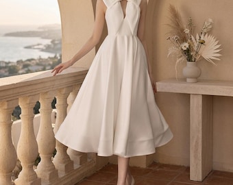 Vestido de noiva curto branco acetinado, estilo francês, simples, elegante e casual para ocasiões especiais.