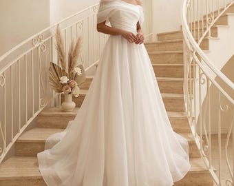 Off Shoulder Princess Wedding Dress Elegant Forest Inspired Bridal Gown Puffy Skirt Romantic Formal Occasion Wear