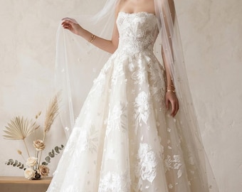 Floral Lace Ball Gown Wedding Dress Strapless Bridal Gown Tulle Applique Wedding Dress Cathedral Veil Princess Bride
