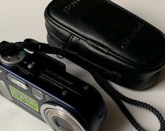 Sony Cyber Shot DSC P Lente 10.3x, azul oscuro 5 MP.