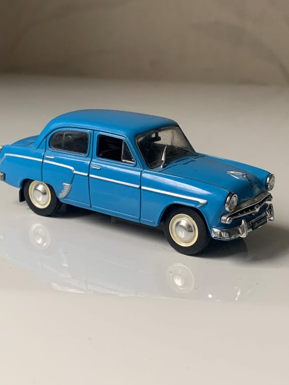 ソビエト車「モスクヴィッチ407」のスケール1/43のモデル。材質: 金属
