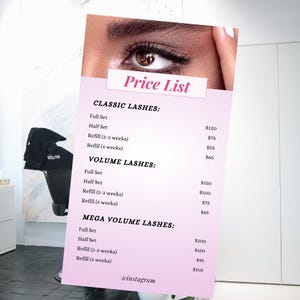 Könnte beinhalten: Preisliste für klassische, Volumen- und Mega-Volumen-Wimpernverlängerungen. Die Preise sind für volle Sets, halbe Sets und Auffüllungen nach 2-3 Wochen und 4 Wochen aufgeführt. Die Preisliste befindet sich auf einem rosa Hintergrund mit einer Nahaufnahme eines Auges mit Wimpernverlängerungen.