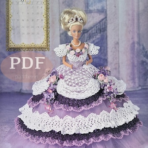 Puede incluir: Un patrón de vestido de crochet para una muñeca con un vestido morado y blanco con ribete de encaje. El patrón incluye un calendario para enero de 1997. El patrón se titula "Miss January" y es un "Annte Potter Original".