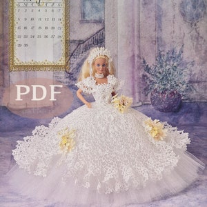 Puede incluir: Un vestido de novia de crochet blanco con una superposición de encaje y una falda de tul. El vestido está decorado con flores amarillas y la muñeca lleva un collar de perlas y una tiara. La imagen incluye un calendario para junio de 1997 y el texto "PDF" y "Annie Potter ORIGINAL".