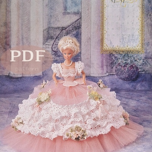 Puede incluir: Un patrón de crochet para un vestido de muñeca rosa y blanco con ribete de encaje. El patrón se titula "Miss May" e incluye un calendario para el mes de mayo de 1997. El patrón es de Annie Potter Originals.
