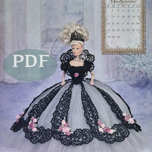 Puede incluir: Un patrón de vestido de crochet para una muñeca que lleva un vestido blanco y negro con un corpiño de encaje y una falda de tul. El vestido está decorado con rosas rosas. El patrón se titula "Miss Septiembre 1997" y es un original de Annie Potter.