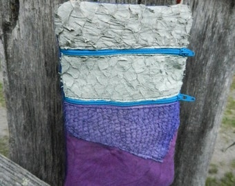 Handgemachte, handgearbeitete Ledertasche, Tasche in FISH SKIN vorn kobaltblaue Rückseite - Reißverschlusstasche, 9"x 5,5" Verstellbarer Gurt / 2 Fächer