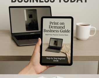 Könnte beinhalten: Bild zur Förderung des Print-on-Demand-Geschäfts. Ein Laptop und ein Tablet zeigen einen Leitfaden mit dem Titel "Print on Demand Business Guide". Ein weißes T-Shirt, eine Tasse und ein Karton sind ebenfalls abgebildet, jeweils mit dem Text "YOUR DESIGN HERE". Der obere Text lautet "START YOUR PRINT ON DEMAND BUSINESS TODAY."