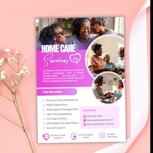 K&ouml;nnte beinhalten: Werbeflyer f&uuml;r h&auml;usliche Pflegeleistungen. Das Design zeigt ein rosa-wei&szlig;es Farbschema mit Bildern von Senioren. Der Text enth&auml;lt "Home Care Services" und eine Liste von Dienstleistungen wie pers&ouml;nliche Pflege und Essenszubereitung.
