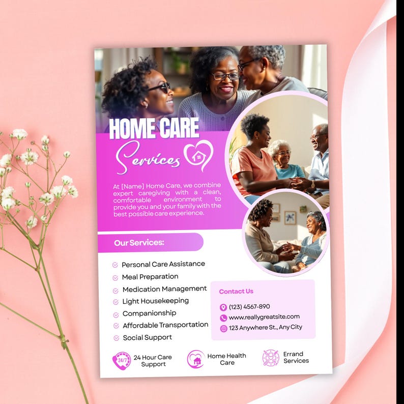 K&ouml;nnte beinhalten: Werbeflyer f&uuml;r h&auml;usliche Pflegeleistungen. Das Design zeigt ein rosa-wei&szlig;es Farbschema mit Bildern von Senioren. Der Text enth&auml;lt "Home Care Services" und eine Liste von Dienstleistungen wie pers&ouml;nliche Pflege und Essenszubereitung.