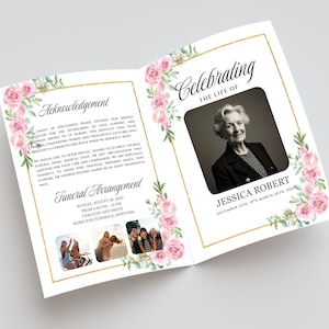 Op de afbeelding: Een herdenkingsprogramma, open om de binnenpagina's weer te geven. Het ontwerp heeft een gouden rand, roze rozen en tekst. De linkerkant bevat een bedankje en details van de begrafenis. De rechterkant heeft een foto en de naam Jessica Robert.