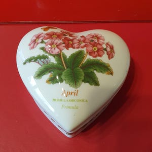 Portmeirion, Botanischer Garten 'Herzförmige Trinket Box - mit Deckel' - April Primula (Primula obconica) Design (Superb)