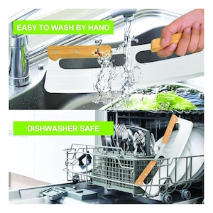 Może przedstawiać: N&oacute;ż kuchenny ze stali nierdzewnej i drewnianą rączką myty pod kranem. Tekst "EASY TO WASH BY HAND" znajduje się w zielonym polu nad nożem. Tekst "DISHWASHER SAFE" znajduje się w zielonym polu poniżej.