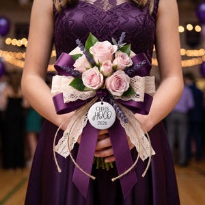 Personalisierter HOCO-Blumenanhänger | Ansteckblumen | Blumenstrauß-Akzent (Abschlussjahrgang 2026) Bild 2