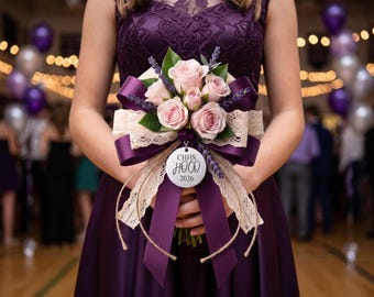 Personalisierter HOCO-Blumenanhänger | Ansteckblumen | Blumenstrauß-Akzent (Abschlussjahrgang 2026)