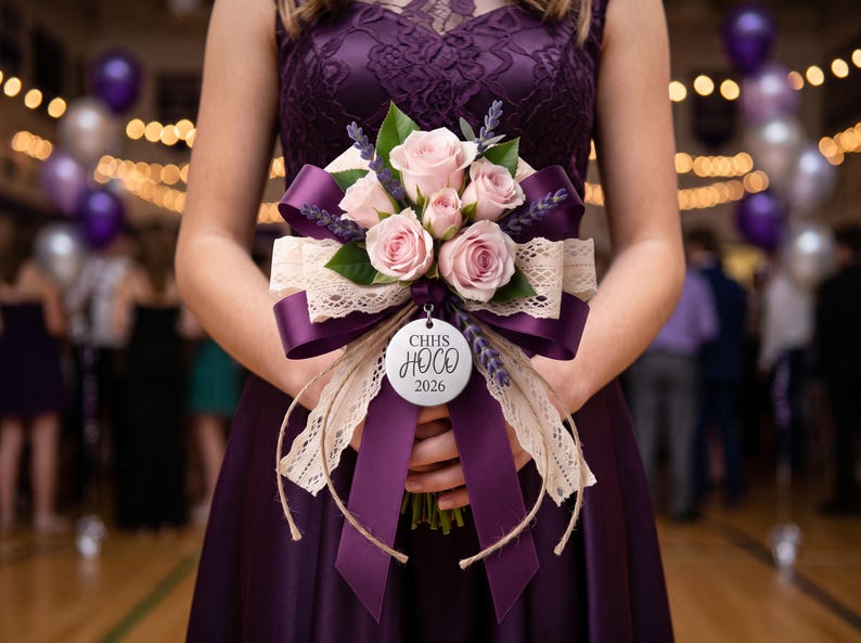 Personalisierter HOCO-Blumenanhänger | Ansteckblumen | Blumenstrauß-Akzent (Abschlussjahrgang 2026) Bild 2