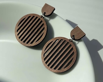 Pendientes colgantes de madera de nogal estilo boho chic: diseño mandala ligero