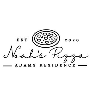 Może przedstawiać: Czarno-białe logo Noah's Pizza, z grafiką pizzy nad napisem "Noah's Pizza" w kursywie. Logo zawiera r&oacute;wnież "EST 2020" i "ADAMS RESIDENCE".
