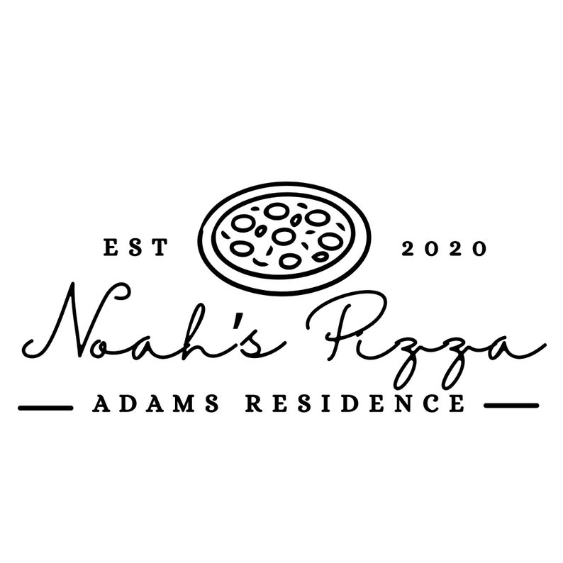 Może przedstawiać: Czarno-białe logo Noah's Pizza, z grafiką pizzy nad napisem "Noah's Pizza" w kursywie. Logo zawiera r&oacute;wnież "EST 2020" i "ADAMS RESIDENCE".