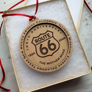 Lasergegraveerd Route 66-ornament | 100e verjaardag | De moederweg aandenken | Roadtripcadeaus afbeelding 6