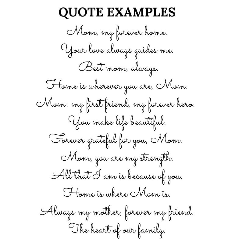Op de afbeelding: Zwart-wit afbeelding met de tekst "QUOTE EXAMPLES" bovenaan. Daaronder staan verschillende citaten over moeders in een elegant handschrift, waaronder zinnen als "Mama, mijn thuis voor altijd" en "Beste mama, altijd."
