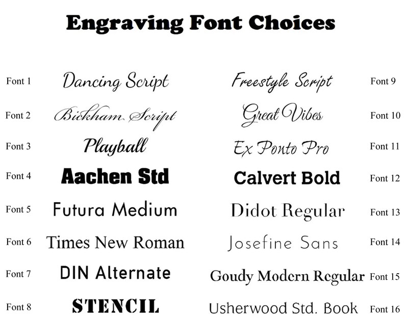 K&ouml;nnte beinhalten: Auf wei&szlig;em Hintergrund werden 16 Schriftarten f&uuml;r Gravuren pr&auml;sentiert. Der Titel "Engraving Font Choices" ist fett und schwarz. Jede Schriftart wird mit ihrem Namen und einer Nummer dargestellt, wobei verschiedene Stile wie Script-, Serif- und serifenlose Schriften gezeigt werden.