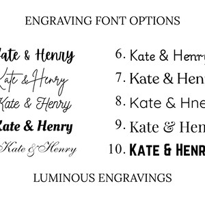 K&ouml;nnte beinhalten: Auf wei&szlig;em Hintergrund werden zehn Schriftarten f&uuml;r Gravuren pr&auml;sentiert, die jeweils die Namen "Kate & Henry" zeigen. Die Schriftarten variieren von eleganten Schreibschriften bis hin zu fetten Blockbuchstaben. Der Text "ENGRAVING FONT OPTIONS" und "LUMINOUS ENGRAVINGS" ist ebenfalls vorhanden.