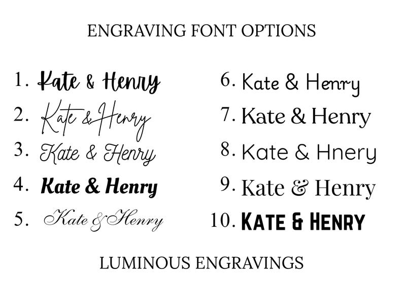 K&ouml;nnte beinhalten: Auf wei&szlig;em Hintergrund werden zehn Schriftarten f&uuml;r Gravuren pr&auml;sentiert, die jeweils die Namen "Kate & Henry" zeigen. Die Schriftarten variieren von eleganten Schreibschriften bis hin zu fetten Blockbuchstaben. Der Text "ENGRAVING FONT OPTIONS" und "LUMINOUS ENGRAVINGS" ist ebenfalls vorhanden.