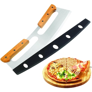 Może przedstawiać: Krajalnica do pizzy ze stali nierdzewnej z dwoma drewnianymi uchwytami i czarną osłoną. Krajalnica do pizzy znajduje się obok pizzy na drewnianej desce do serwowania. Pizza ma r&oacute;żne dodatki, w tym ser, warzywa i mięso.