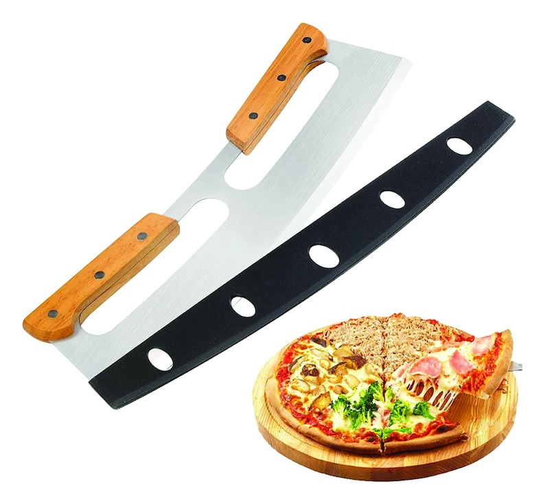 Może przedstawiać: Krajalnica do pizzy ze stali nierdzewnej z dwoma drewnianymi uchwytami i czarną osłoną. Krajalnica do pizzy znajduje się obok pizzy na drewnianej desce do serwowania. Pizza ma r&oacute;żne dodatki, w tym ser, warzywa i mięso.
