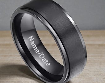 Anillo de boda de titanio para hombre, con centro elevado de acabado mate cepillado, ligero y cómodo.