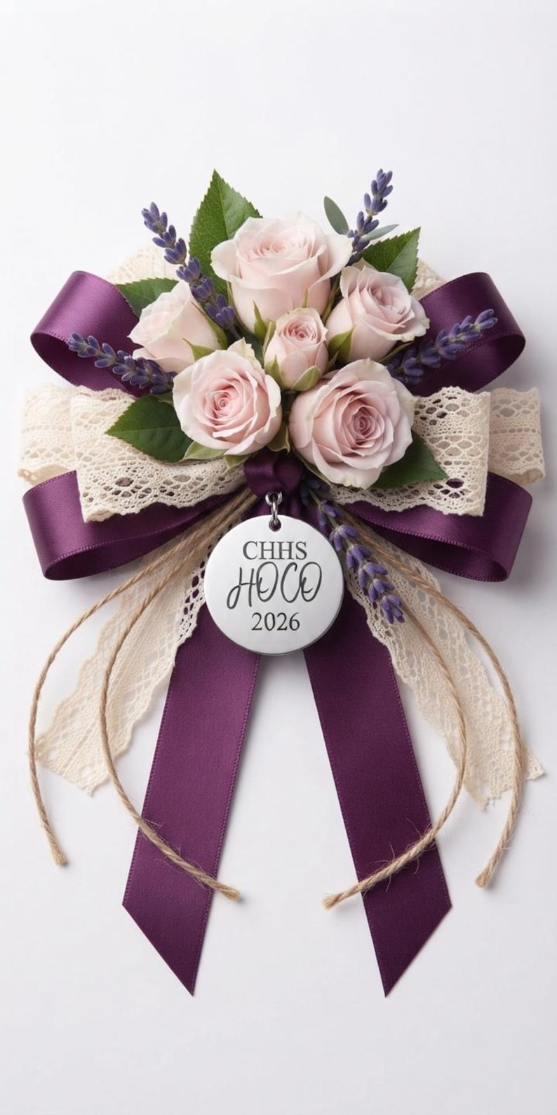 K&ouml;nnte beinhalten: Ein Blumen-Corsage mit hellrosa Rosen, gr&uuml;nen Bl&auml;ttern und violetten Lavendelzweigen. Es ist mit dunkelviolettem Satinband und cremefarbener Spitzenborte verziert. Ein runder silberner Anh&auml;nger in der Mitte tr&auml;gt die Aufschrift CHHS HOCO 2026.