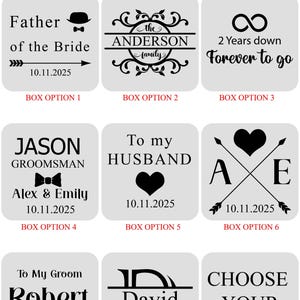 Puede incluir: Imagen que muestra nueve opciones de grabado en caja con varios dise&ntilde;os. Las opciones incluyen texto como "Padre de la novia", nombres de familias y mensajes personalizados con fechas. Los dise&ntilde;os presentan flechas, corazones y fuentes decorativas.