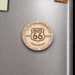 Lasergegraveerd Route 66-ornament | 100e verjaardag | De moederweg aandenken | Roadtripcadeaus Magnet Backing