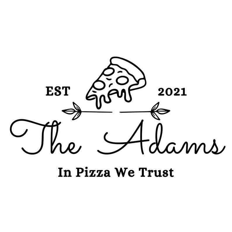 Może przedstawiać: Czarno-biały projekt graficzny z kawałkiem pizzy nad słowami "The Adams" i "In Pizza We Trust". Projekt zawiera rok "2021" i skr&oacute;t "EST".