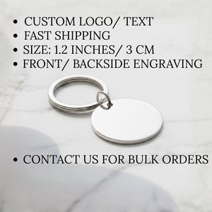 Puede incluir: Un llavero ovalado plateado con un llavero. El &oacute;valo en blanco mide 3 cm y est&aacute; dise&ntilde;ado para logotipos personalizados, texto y grabado frontal/trasero. Cont&aacute;ctenos para pedidos al por mayor.