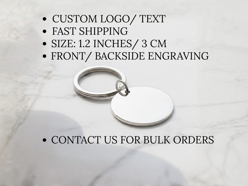 Puede incluir: Un llavero ovalado plateado con un llavero. El &oacute;valo en blanco mide 3 cm y est&aacute; dise&ntilde;ado para logotipos personalizados, texto y grabado frontal/trasero. Cont&aacute;ctenos para pedidos al por mayor.